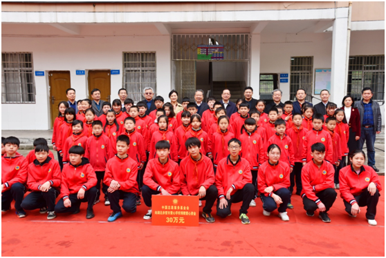 著力捐資助教、關(guān)愛(ài)“愛(ài)心學(xué)生” 中國(guó)志愿服務(wù)基金會(huì)資助赤壁市“愛(ài)心學(xué)校”